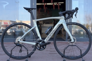          Pinarello F1 Disc ... Shimano 105 ... Comet Silver Shiny ... ROWER NOWY ... Model 2026